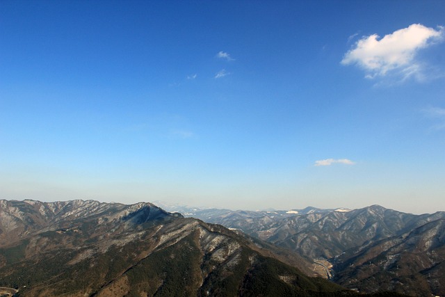 산으로 둘러싸인 리조트의 전경