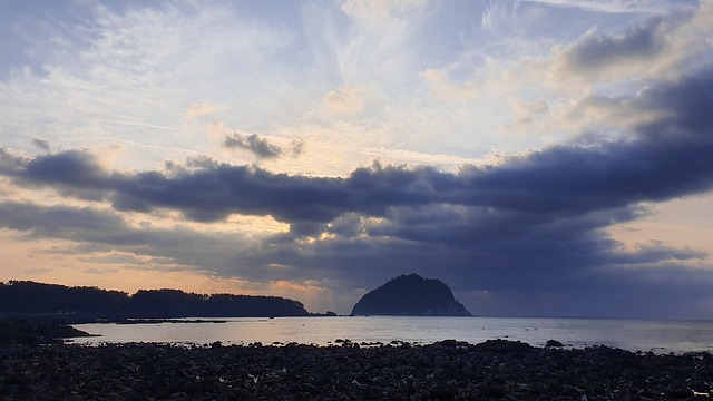 제주 해안가를 바라보는 호텔 외관 사진