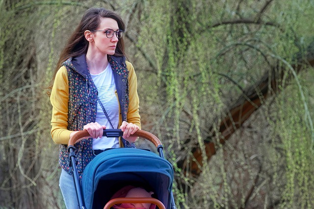 프런트 데스크에서 유모차 대여를 안내하는 직원