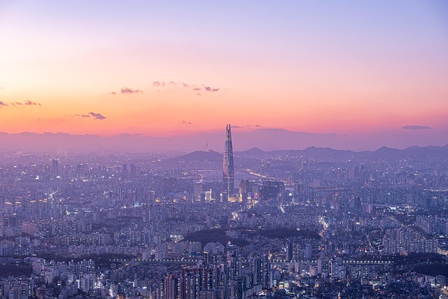 석촌호수 주변의 산책로 풍경